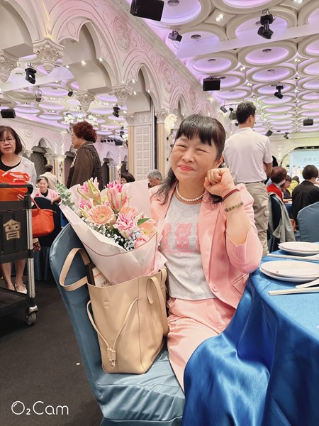 志工捧花照