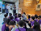 小朋友認真聽講
