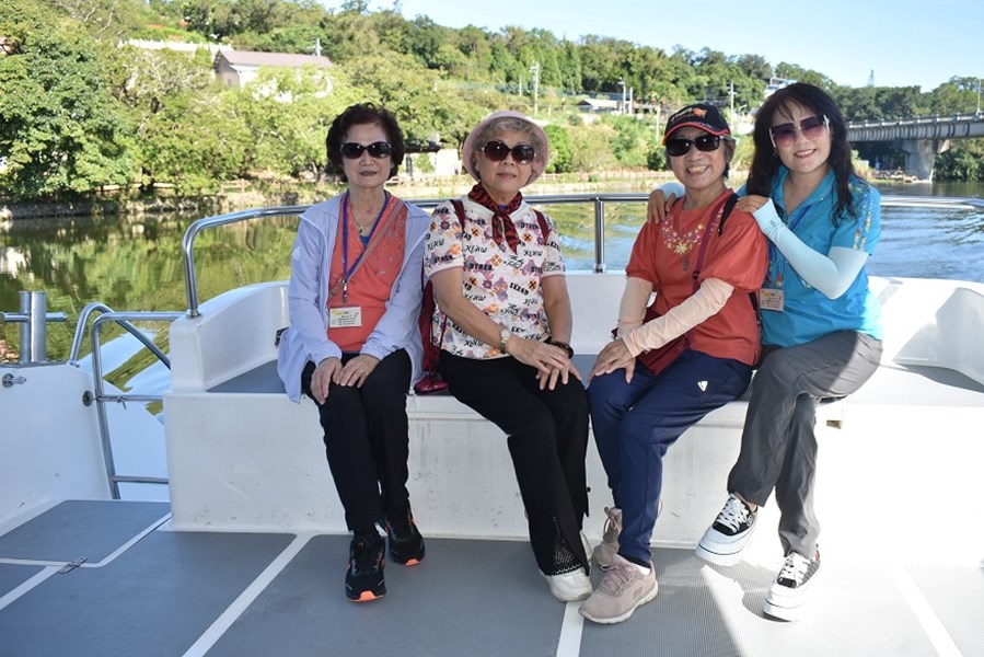 四位志工姐姐合照