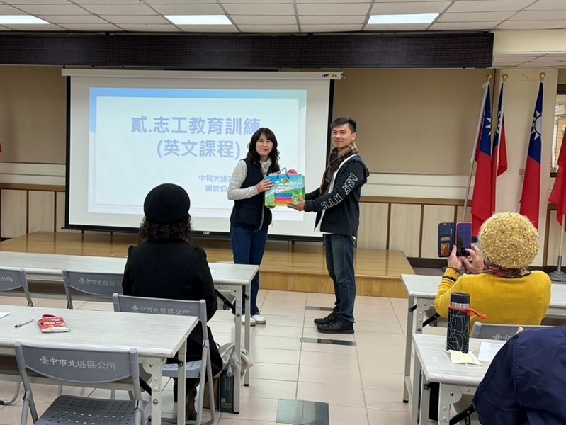 主任致贈禮品給講師