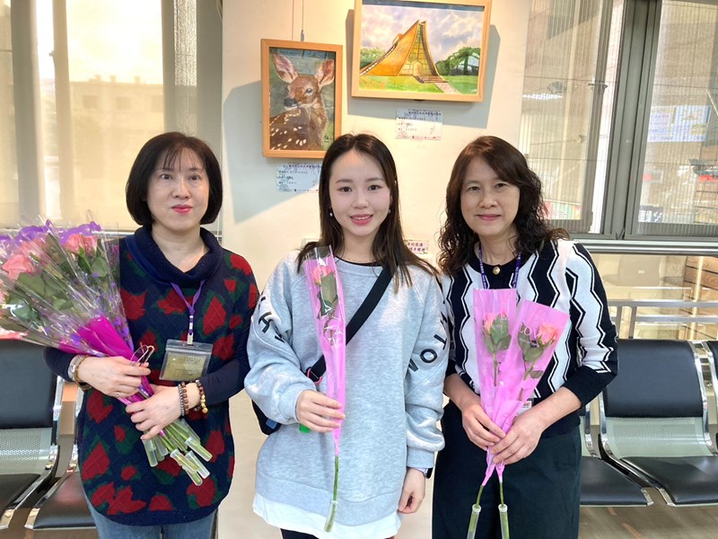 主任致贈民眾玫瑰花