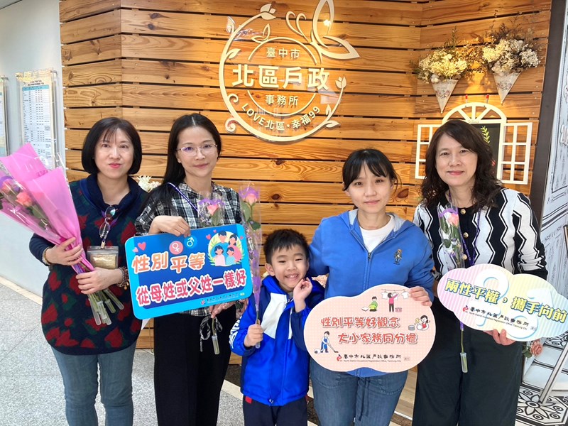 主管向母子宣導