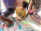3位小朋友一起玩宣導拼圖