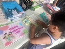 小弟弟玩拼圖