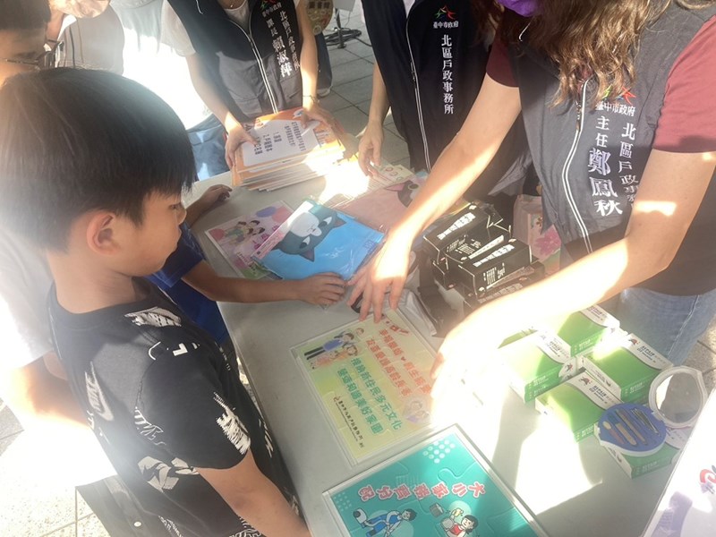 小朋友完成人口策拼圖