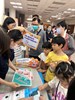 民眾排隊進行有獎徵答及宣導拼圖