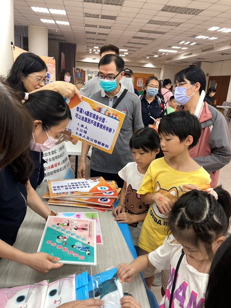 民眾排隊進行有獎徵答及宣導拼圖