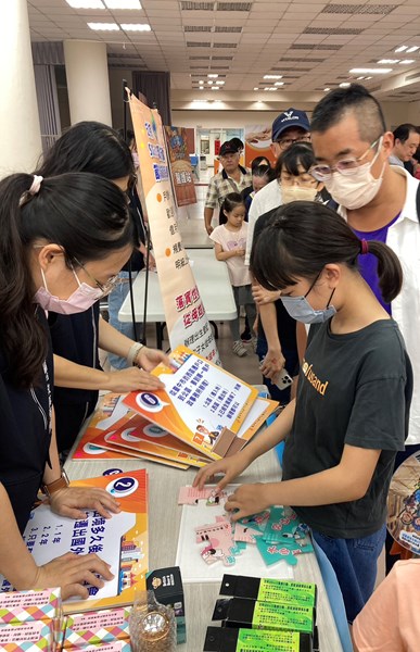 民眾排隊踴躍參與