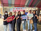里長與里民一起協助宣導