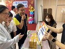 里長陪同民眾進行有獎徵答