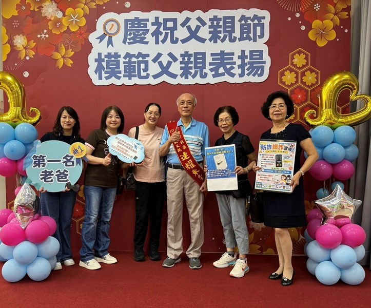 里長與模範父親一家合影