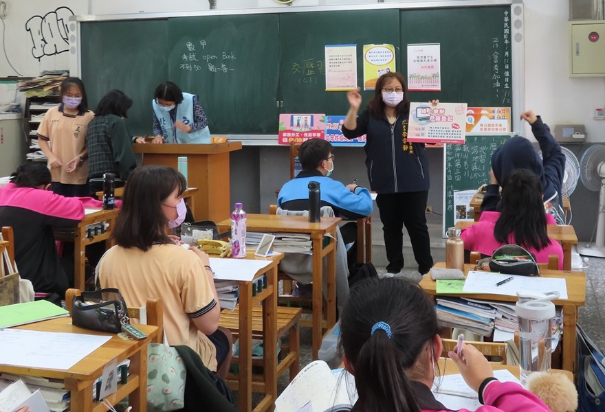 到校受理國中生發證作業-五權國中